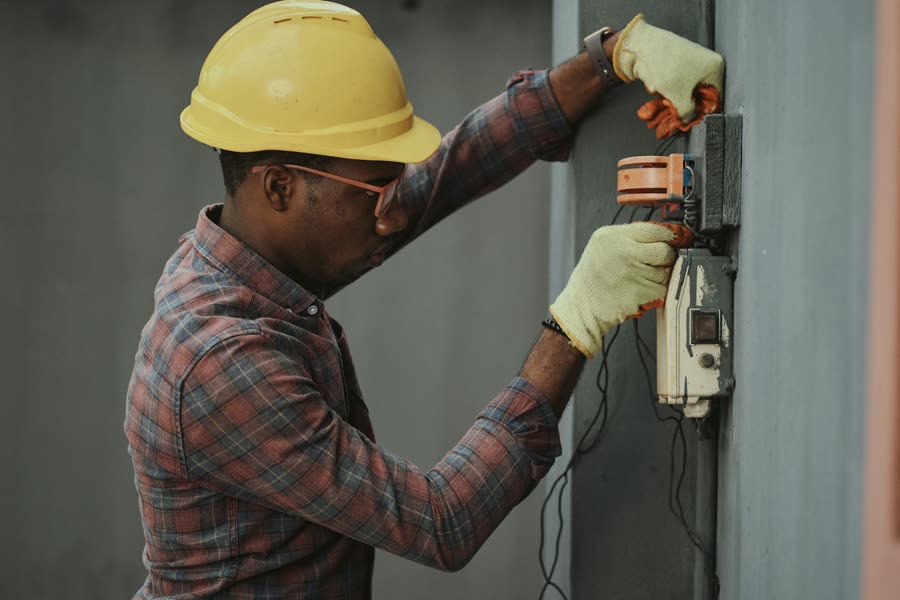 Electricista trabajando en una instalación